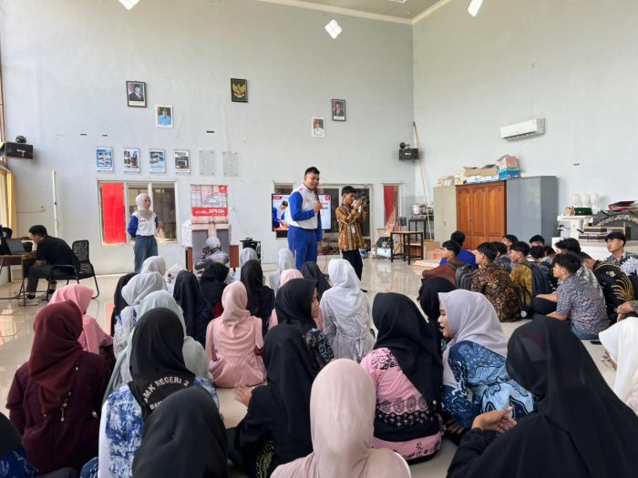 Sasar Gen Z, Trio Motor Ajak Siswa SMKN 2 Banjarmasin Tetap Kece dan Aman di Jalan Lewat #Cari_Aman